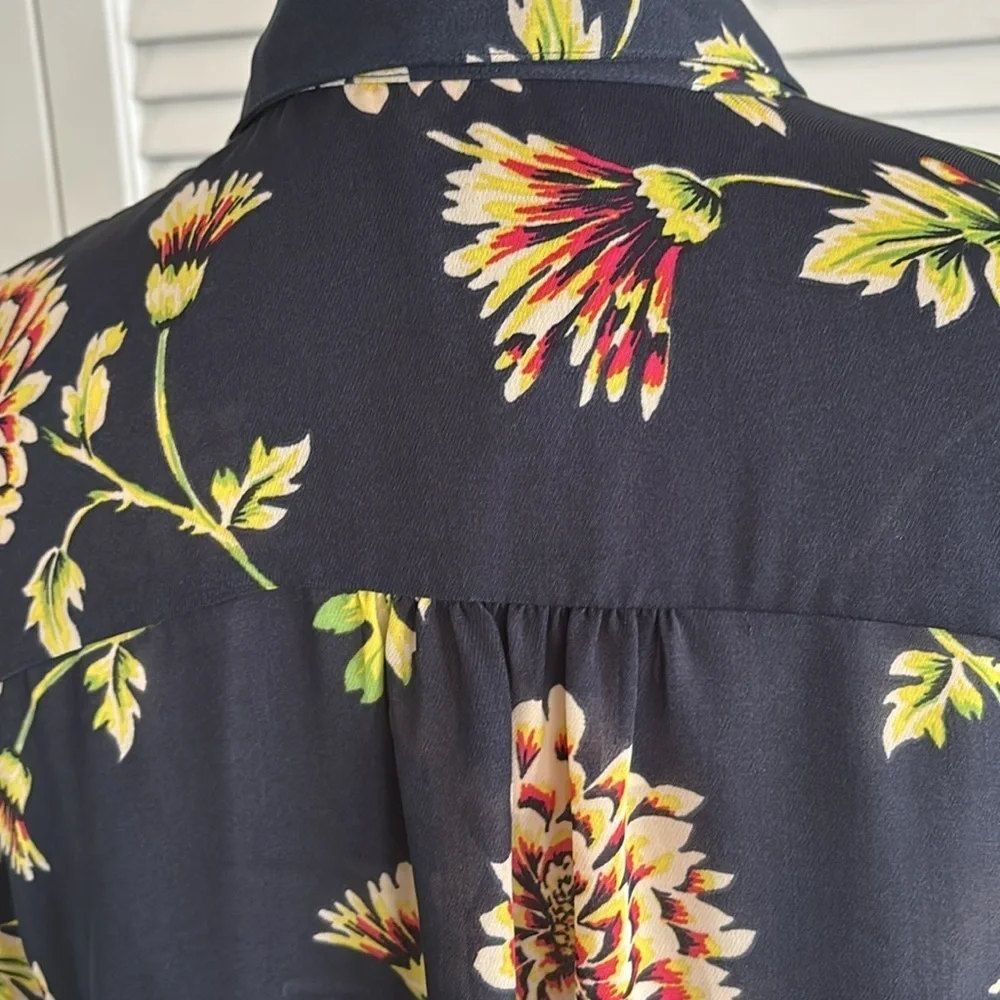 Cabi Daisy Blouse Button Down Top Floral Shirt 3250 Navy Yellow Size Medium